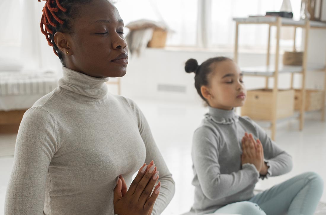 mere et fille meditent et font yoga ensemble pour douleur premieres regles mere et fille meditent et font yoga ensemble pour douleur premieres regles
